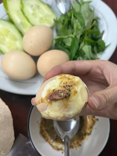 TRỨNG GÀ ÁC