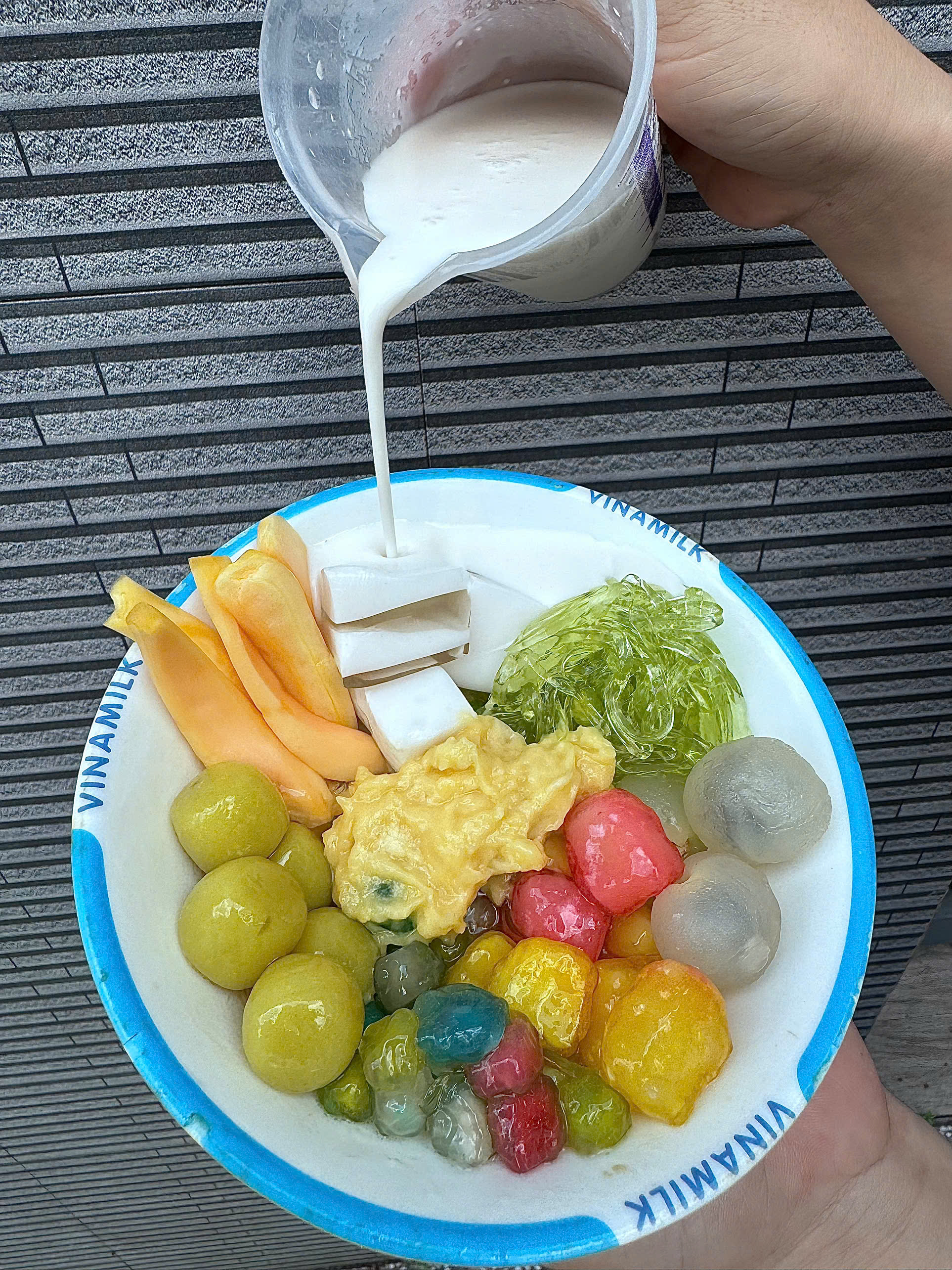 CHÈ