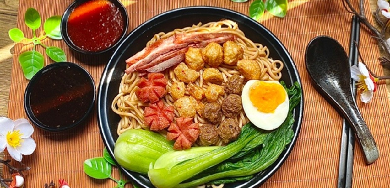 Mì trộn sa tế cay - Hồng trà chanh